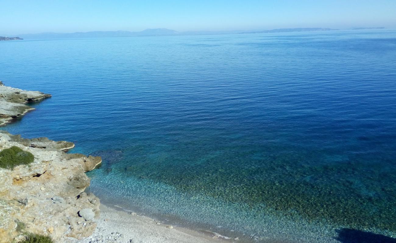 Paralia Plakas II'in fotoğrafı gri çakıl taşı yüzey ile