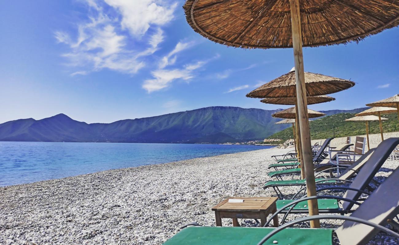 Paralia Plakas'in fotoğrafı gri çakıl taşı yüzey ile