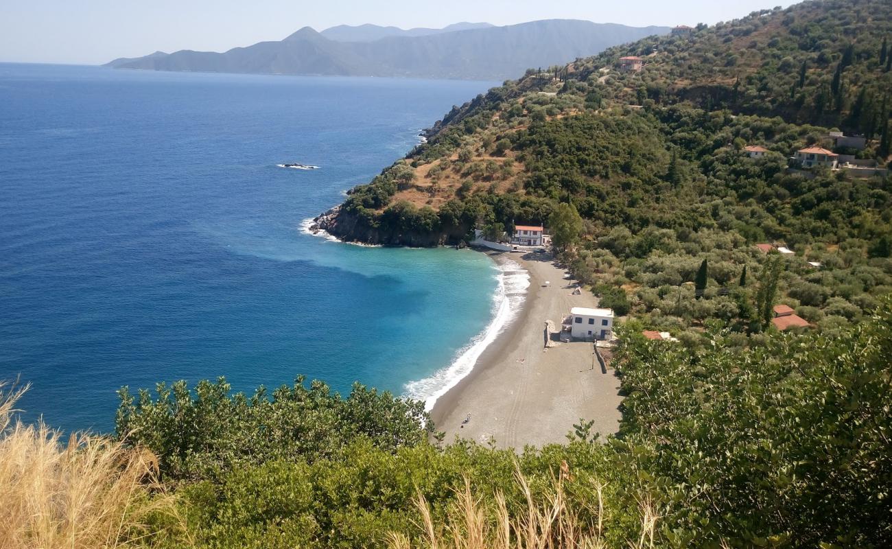 Thiopafto beach'in fotoğrafı siyah kum ve çakıllar yüzey ile