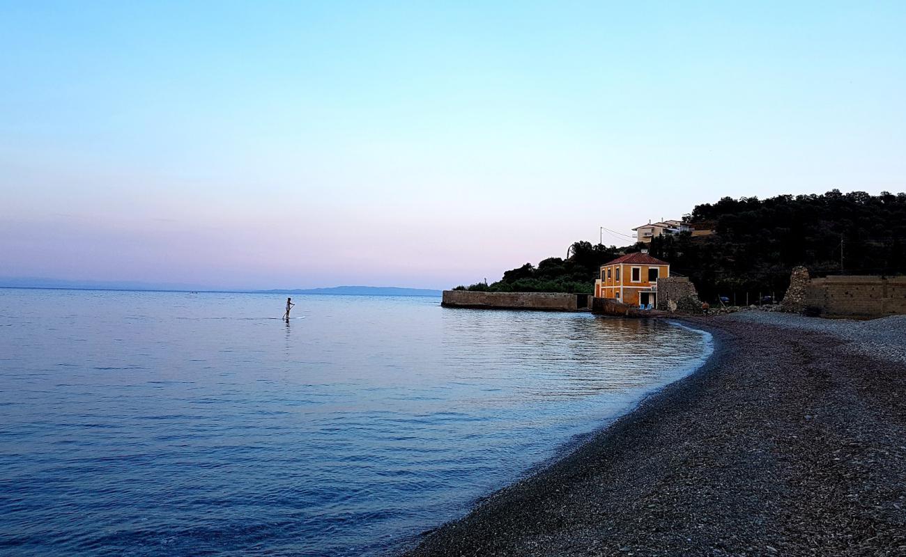 Paralia Livadiou II'in fotoğrafı bej kum ve çakıl yüzey ile