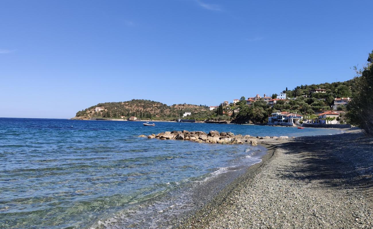 Kalo Livadi Beach'in fotoğrafı bej kum ve çakıl yüzey ile