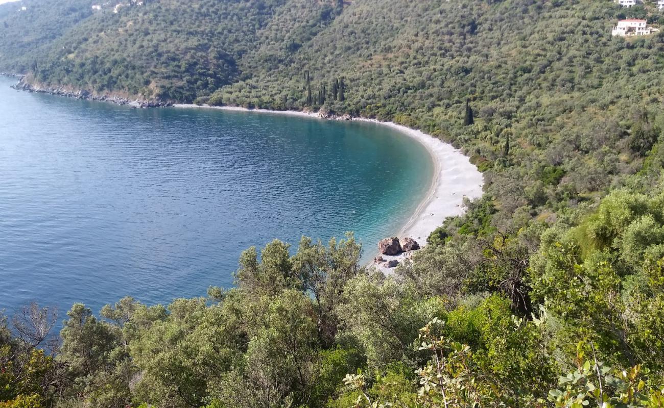 Lygaria beach'in fotoğrafı bej çakıl yüzey ile