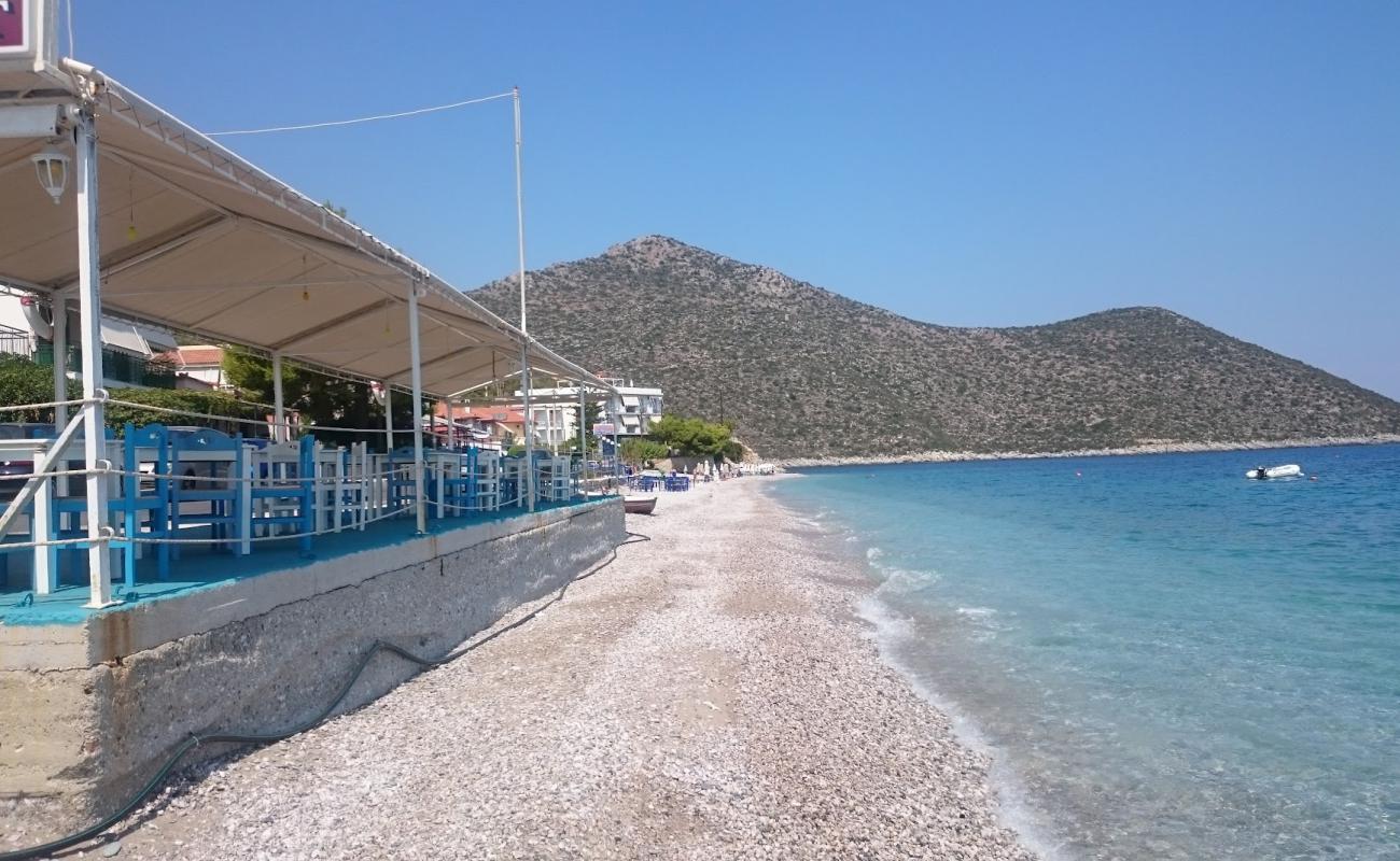 Paralia Tirou'in fotoğrafı küçük bej çakıl yüzey ile