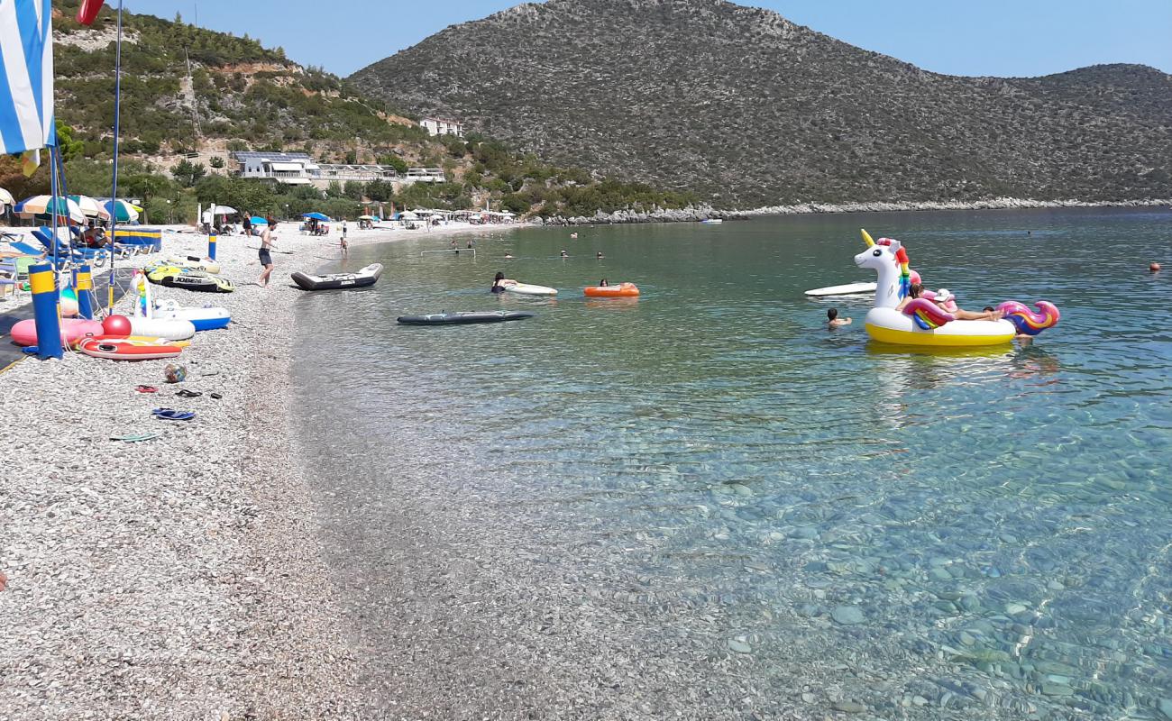 Paralia Tigani'in fotoğrafı küçük bej çakıl yüzey ile