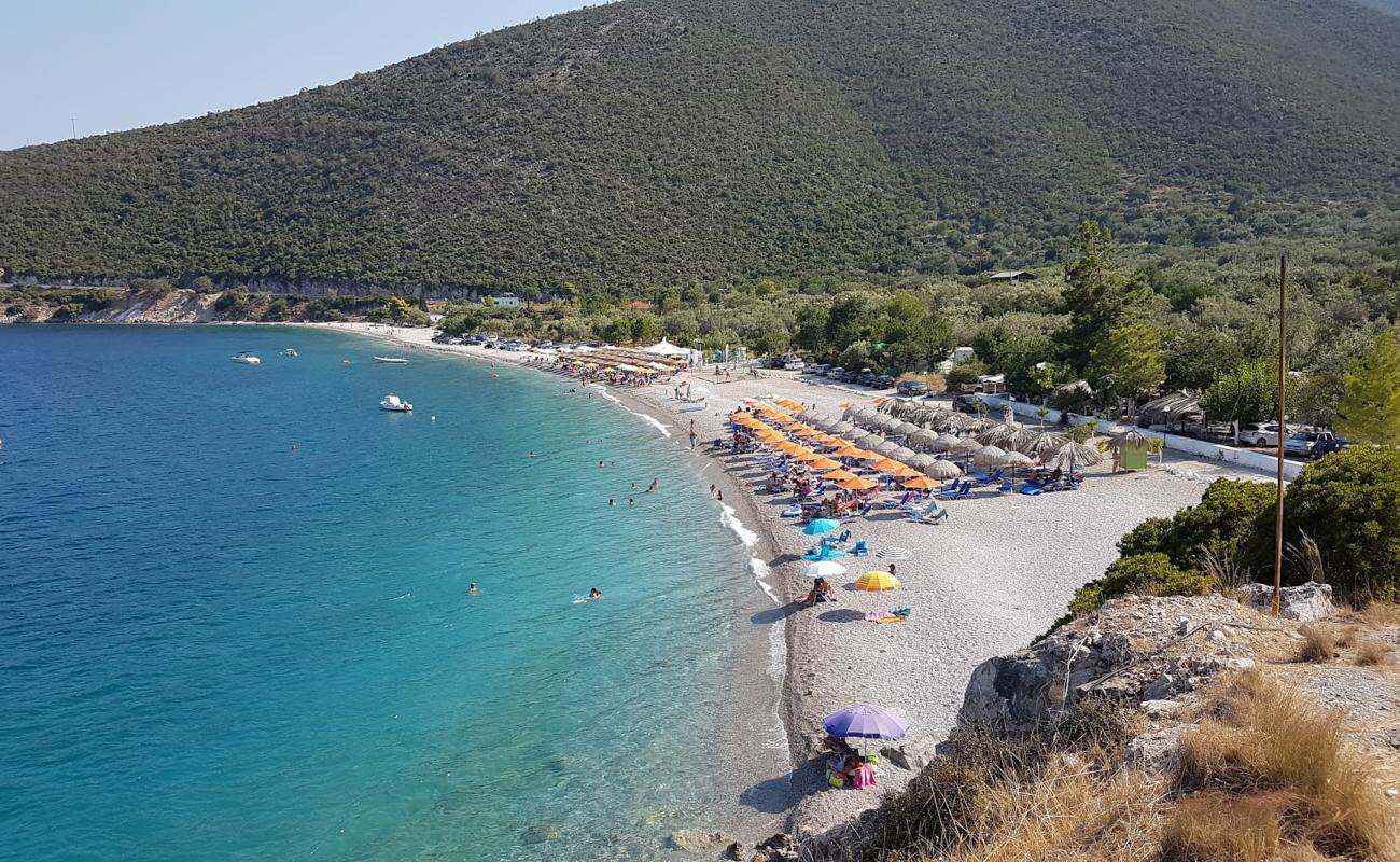 Kryoneri beach'in fotoğrafı hafif ince çakıl taş yüzey ile