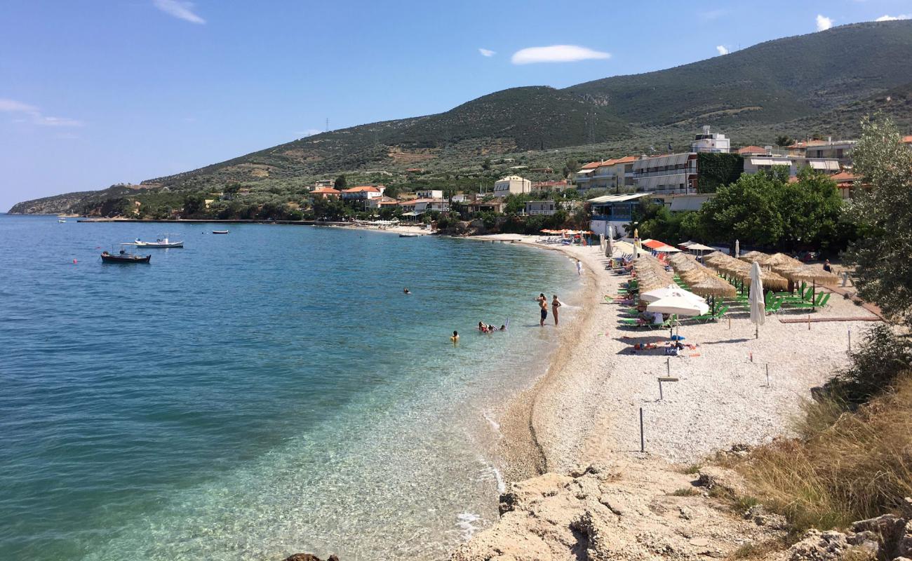 Paralia Xiropigadou'in fotoğrafı küçük bej çakıl yüzey ile