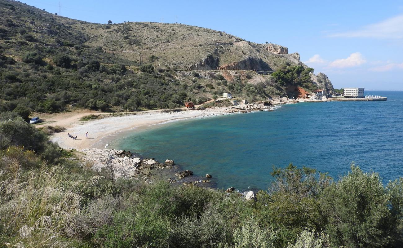 Anavalos Beach'in fotoğrafı bej kum ve çakıl yüzey ile