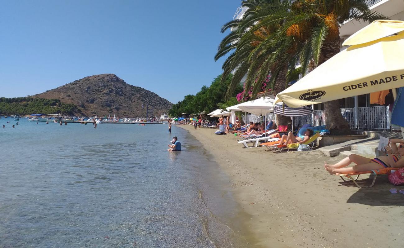 Myli Beach'in fotoğrafı bej çakıl yüzey ile