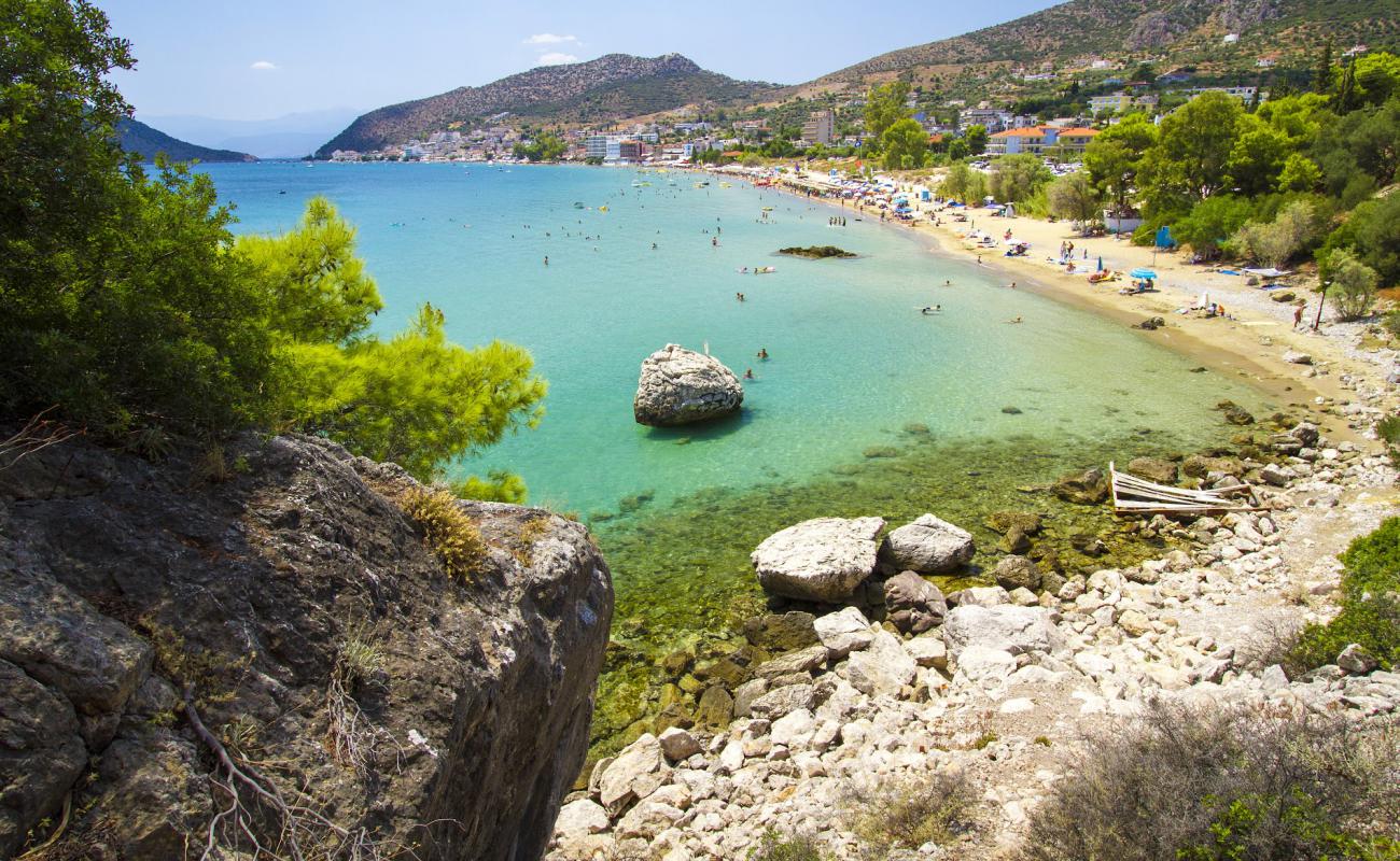 Tolo Beach'in fotoğrafı i̇nce kahverengi kum yüzey ile