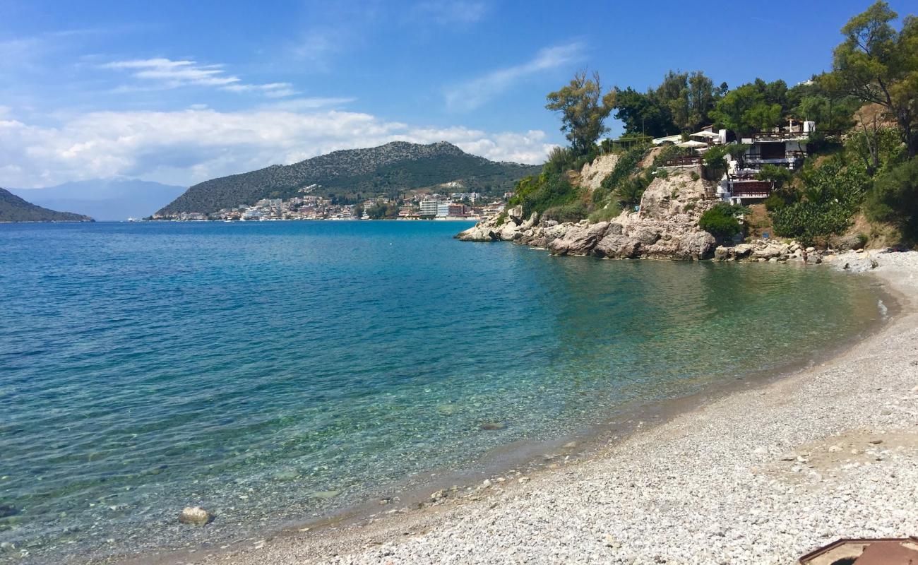 Asini mikri beach'in fotoğrafı hafif çakıl yüzey ile