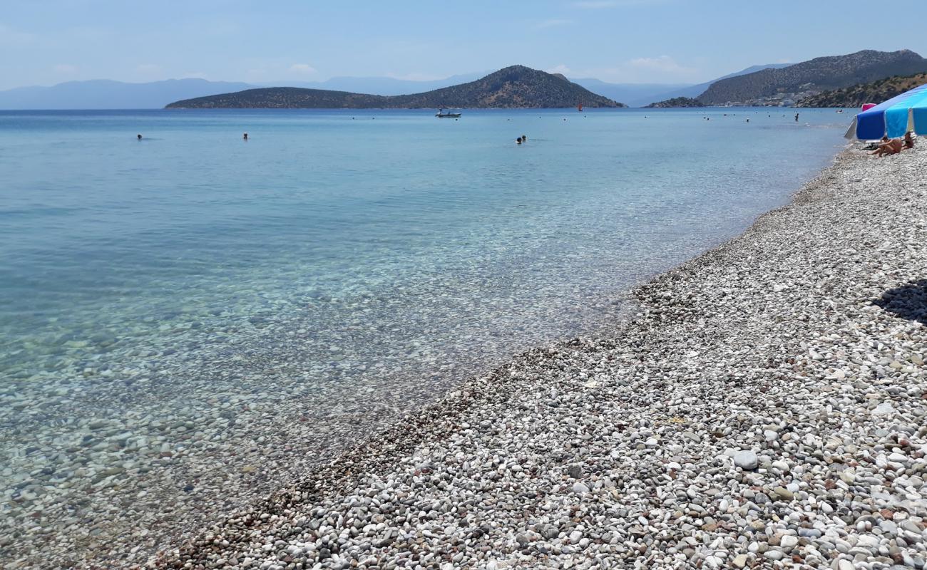 Asini Beach Sickle'in fotoğrafı siyah kum ve çakıllar yüzey ile