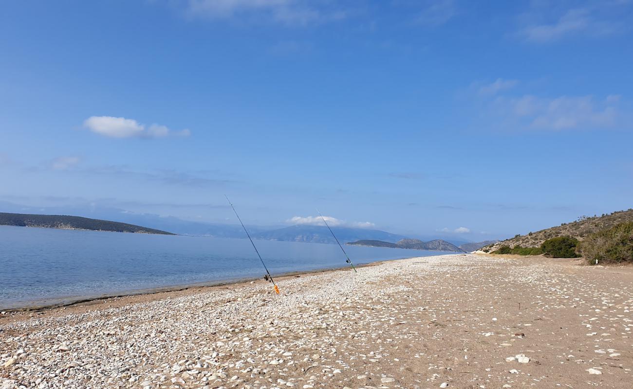 Kantia beach'in fotoğrafı bej kum ve çakıl yüzey ile