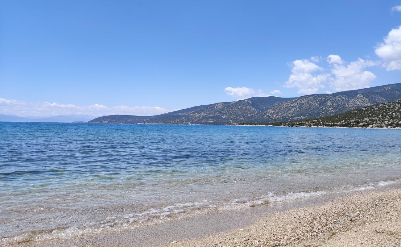Lakkes beach'in fotoğrafı küçük bej çakıl yüzey ile