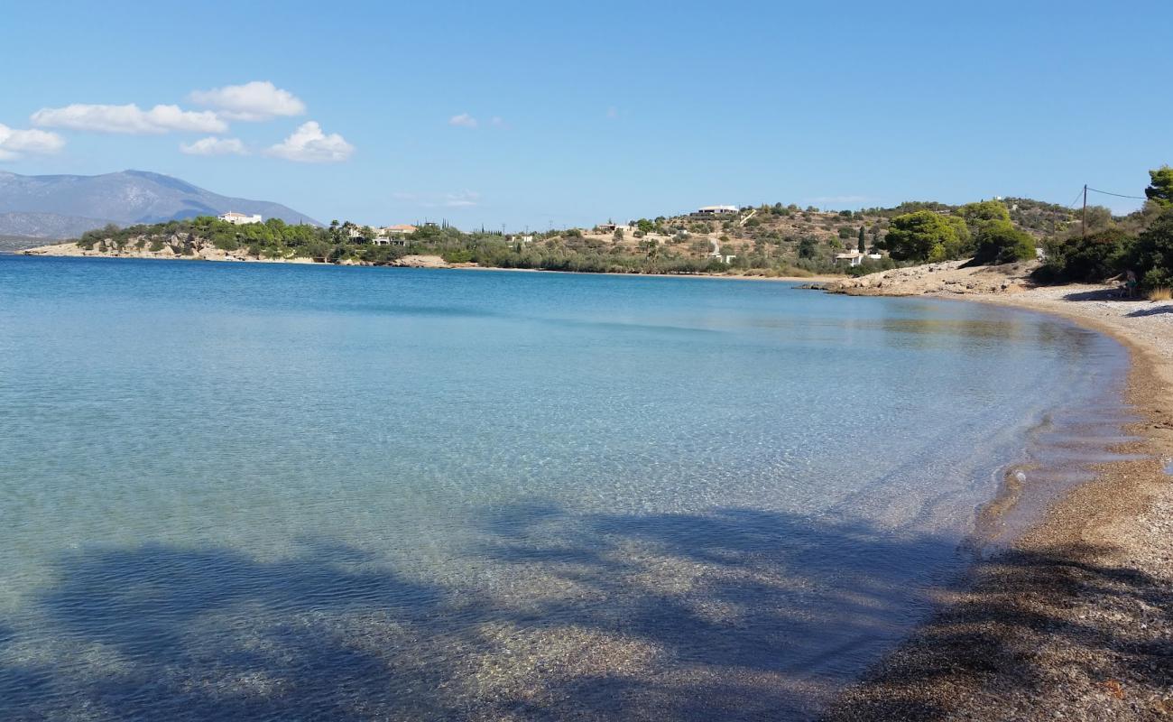 Bouka beach'in fotoğrafı bej kum ve çakıl yüzey ile
