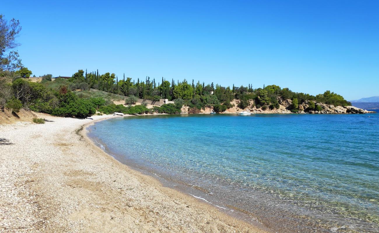 Thini beach'in fotoğrafı bej kum ve çakıl yüzey ile