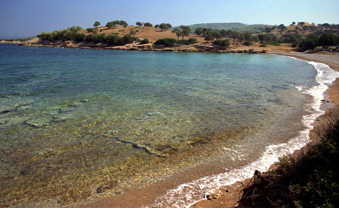 Paralia Korakia III'in fotoğrafı bej kum ve çakıl yüzey ile