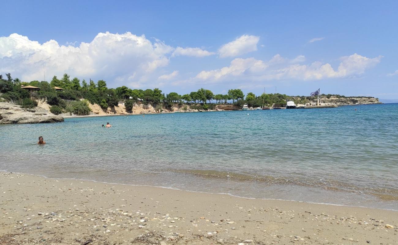 Small Kounoupi'in fotoğrafı bej kum ve çakıl yüzey ile
