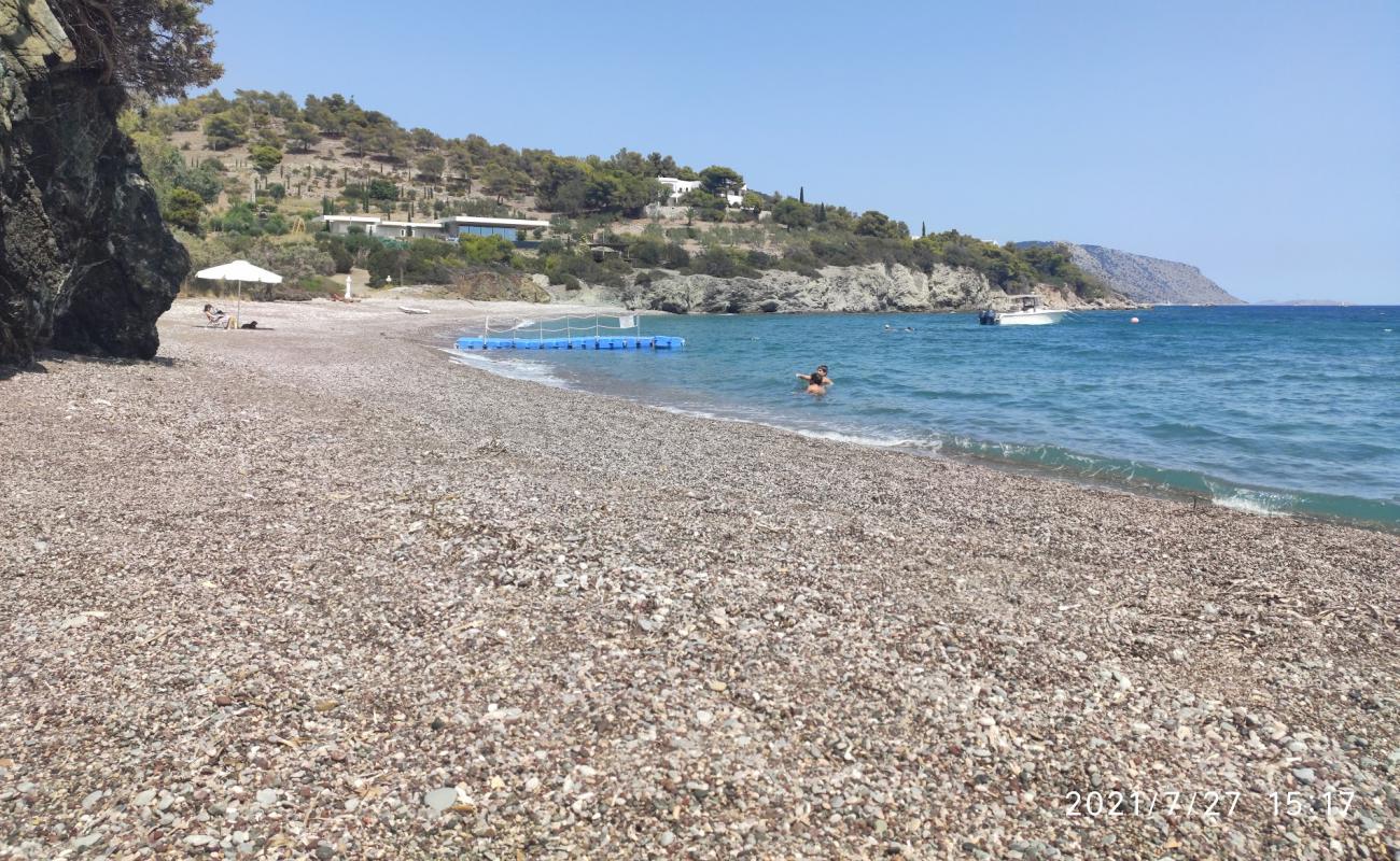 Paralia Mpourloto'in fotoğrafı küçük bej çakıl yüzey ile