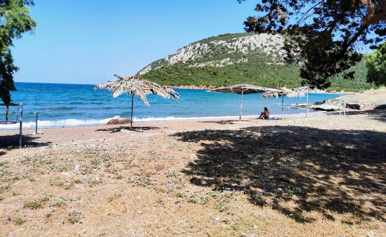 Kouverta beach'in fotoğrafı bej kum ve çakıl yüzey ile