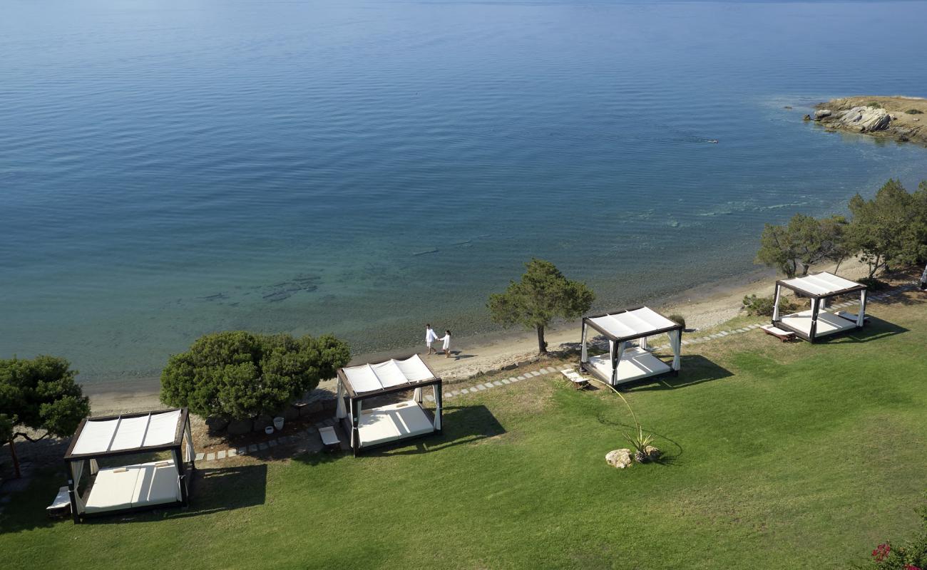 Akti Idras beach'in fotoğrafı parlak kum yüzey ile