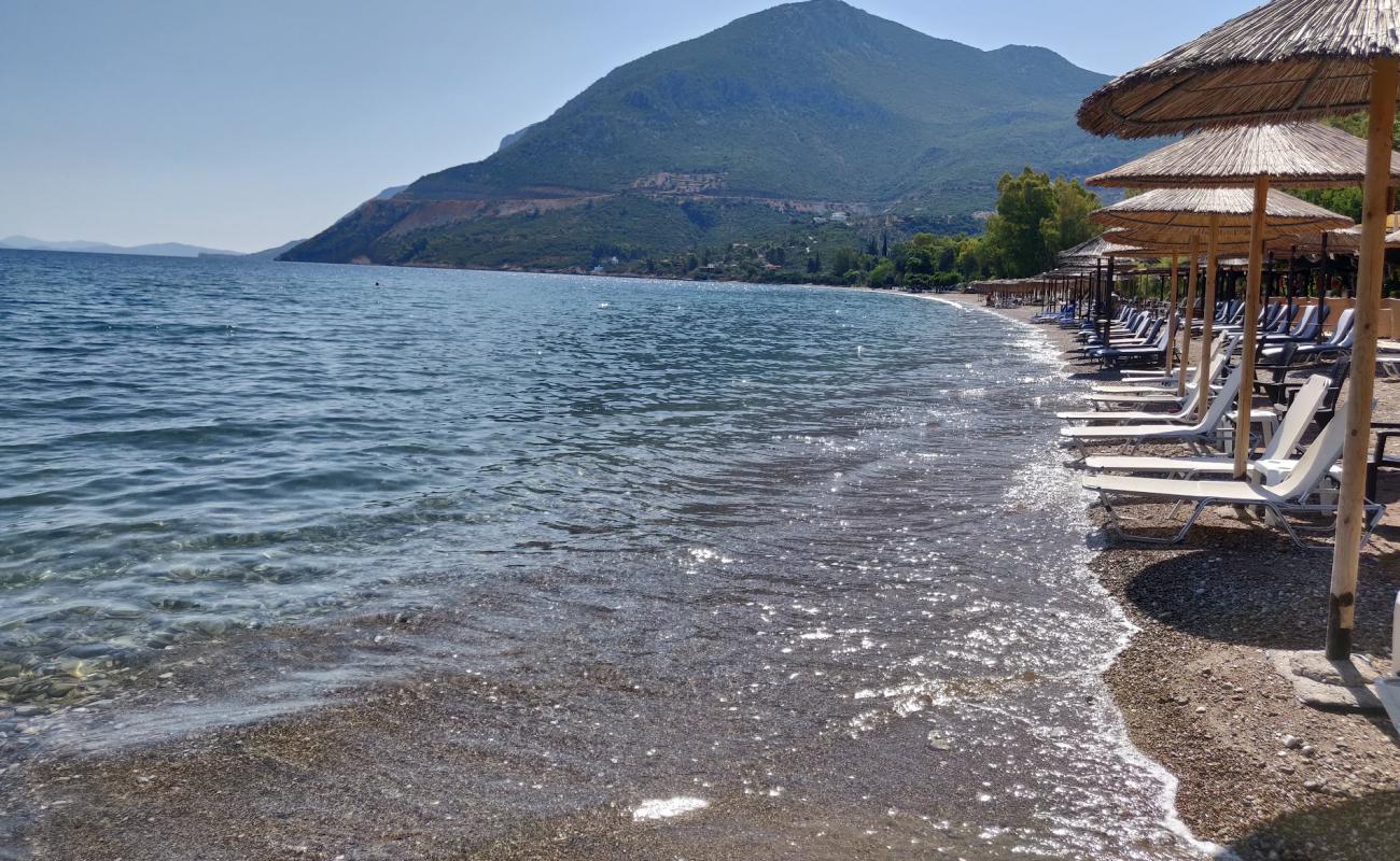 Yialasi beach'in fotoğrafı bej kum ve çakıl yüzey ile