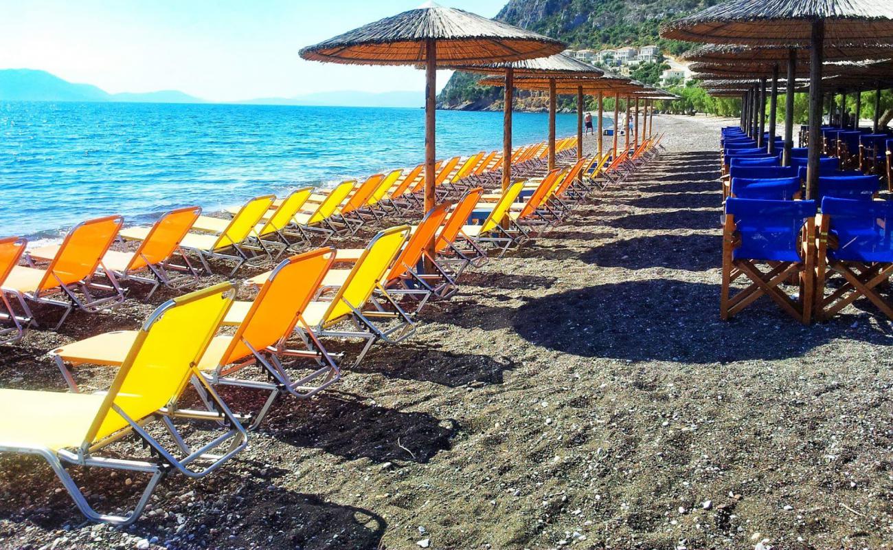 Neas Epidavrou'in fotoğrafı küçük bej çakıl yüzey ile