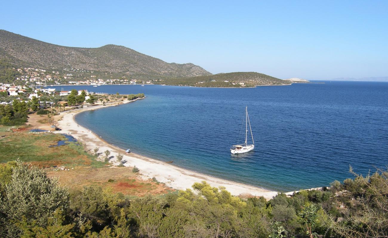 Korfos'in fotoğrafı küçük bej çakıl yüzey ile