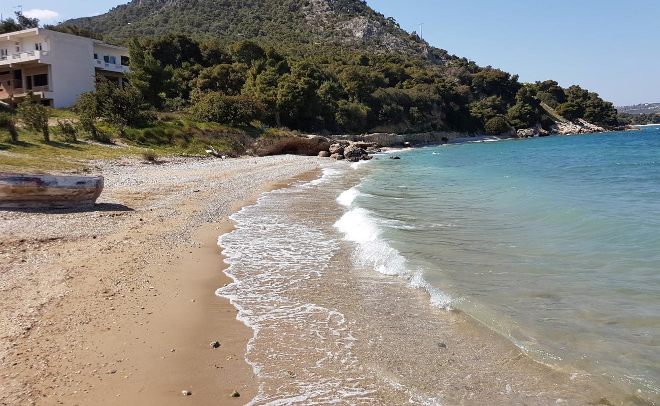 Loutra II'in fotoğrafı çakıl ile kum yüzey ile