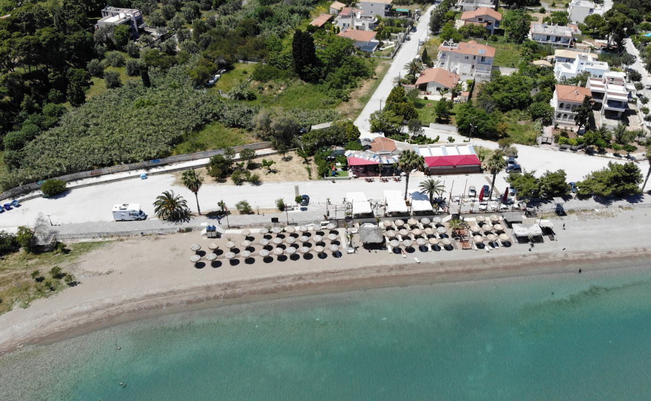 Paralia Isthmias'in fotoğrafı bej kum ve çakıl yüzey ile