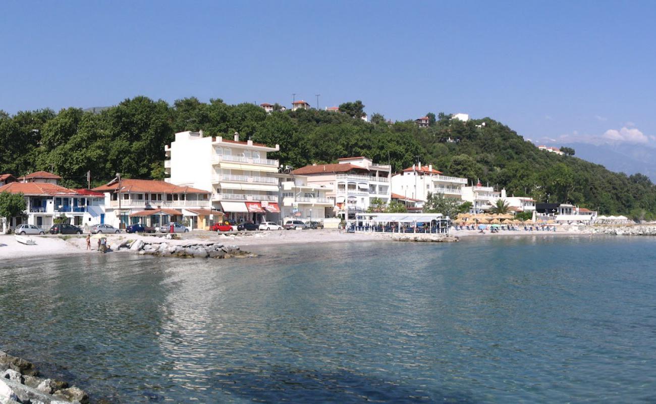 Platamon beach II'in fotoğrafı gri kum ve çakıllar yüzey ile