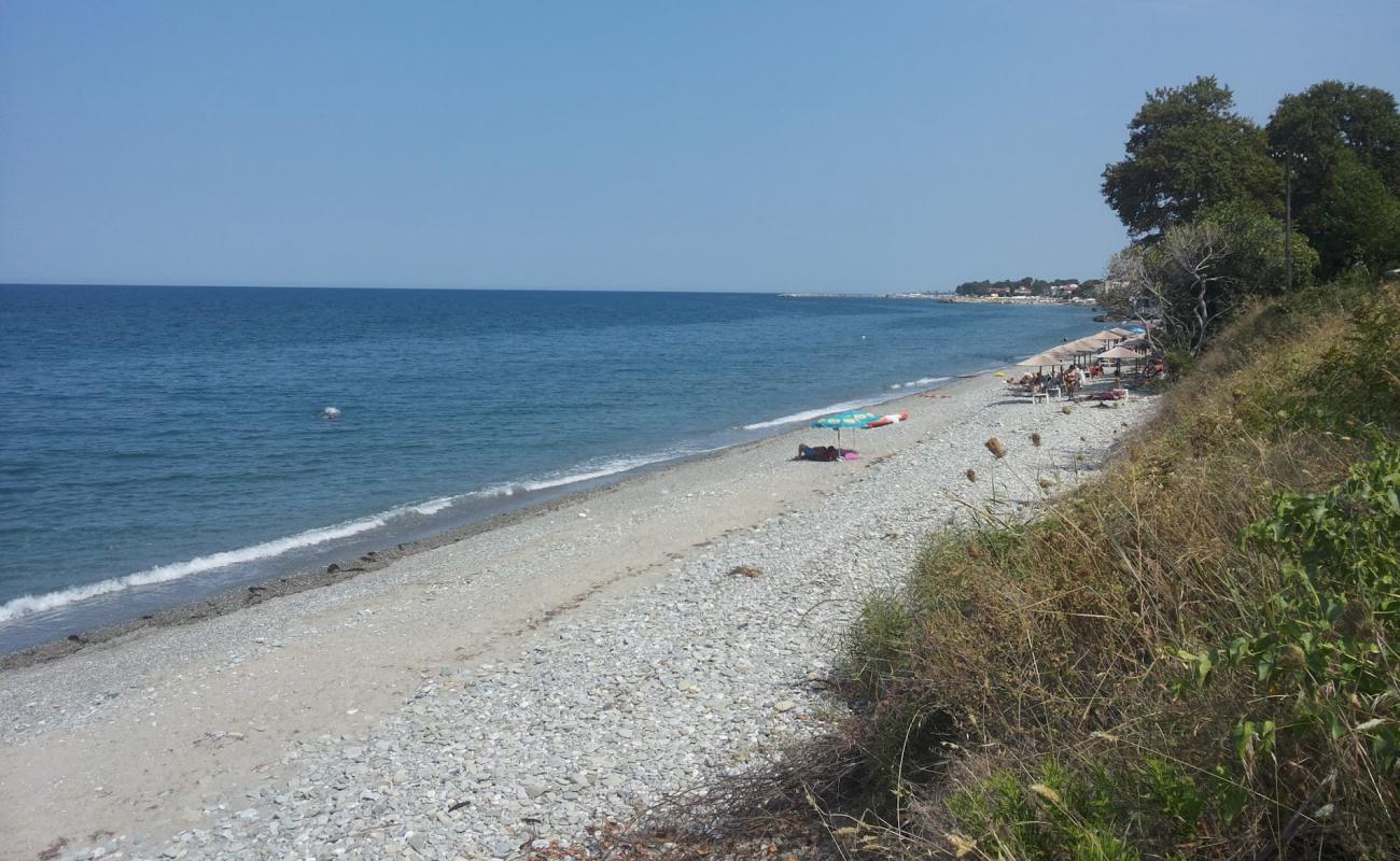 Platamon beach III'in fotoğrafı gri çakıl taşı yüzey ile