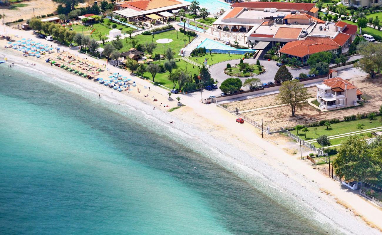 Poseidon hotel beach'in fotoğrafı gri kum yüzey ile