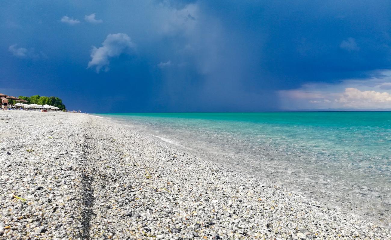 Mylos beach'in fotoğrafı gri ince çakıl taş yüzey ile