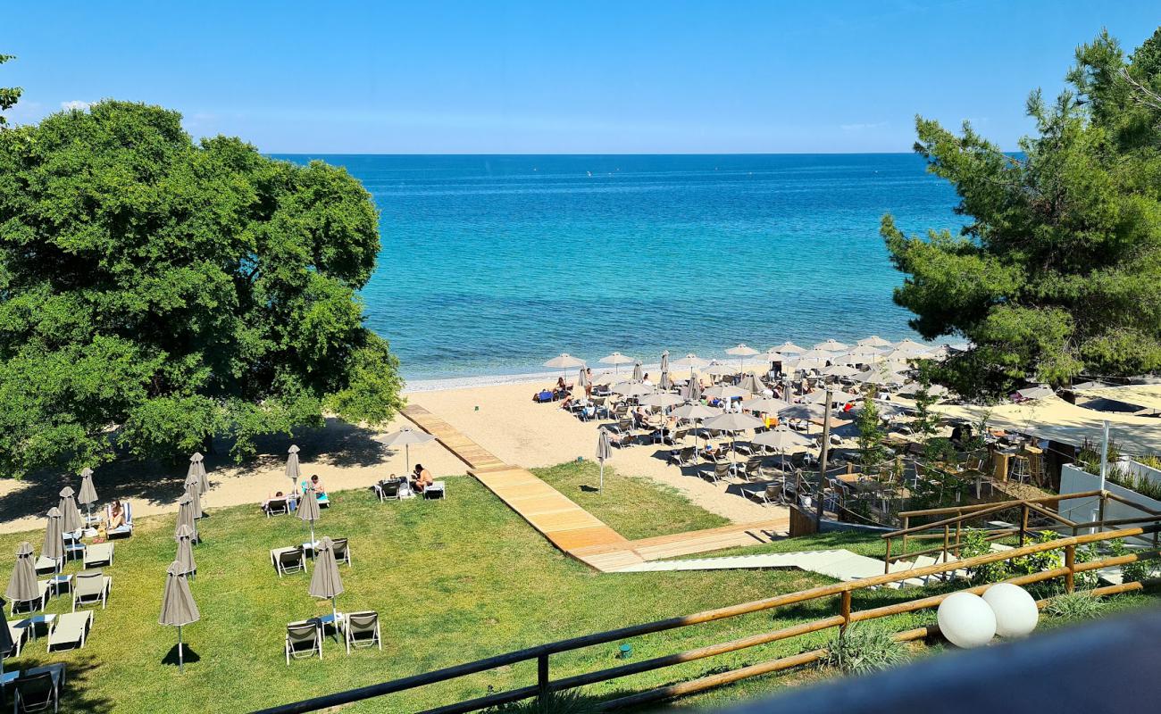 Heleon beach'in fotoğrafı gri kum ve çakıllar yüzey ile