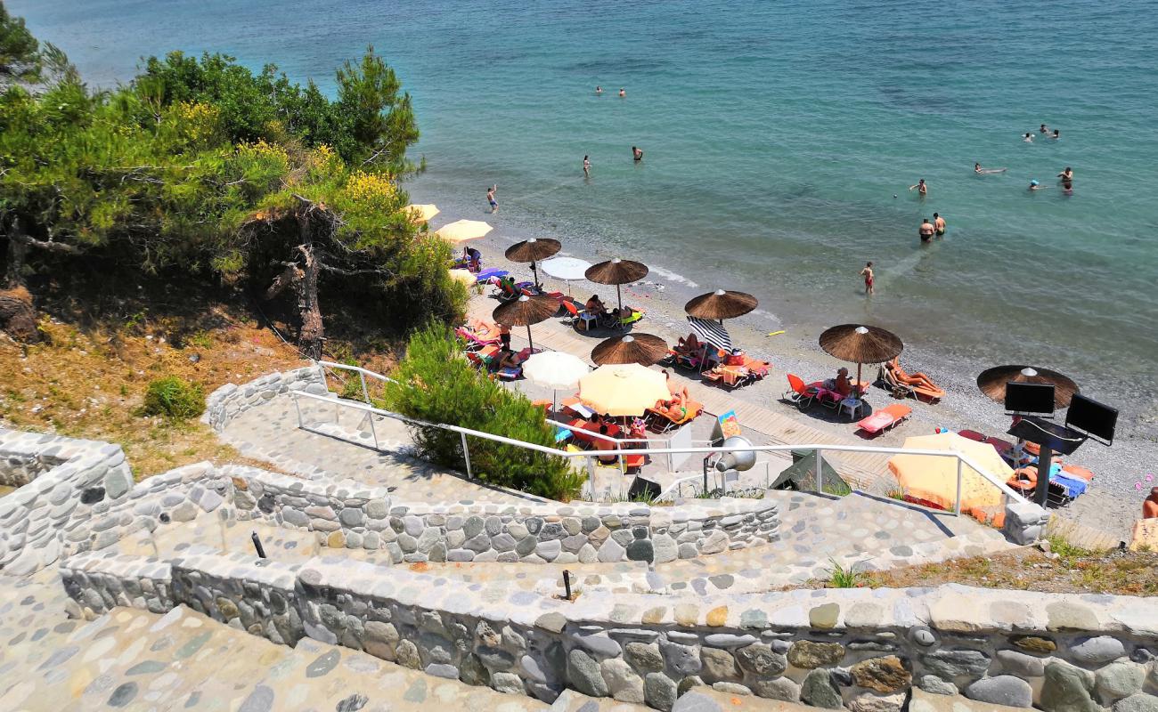 Akrotiri beach'in fotoğrafı gri çakıl taşı yüzey ile
