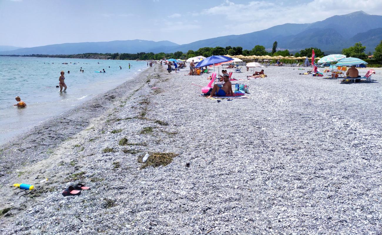 Gritsa beach'in fotoğrafı gri çakıl taşı yüzey ile