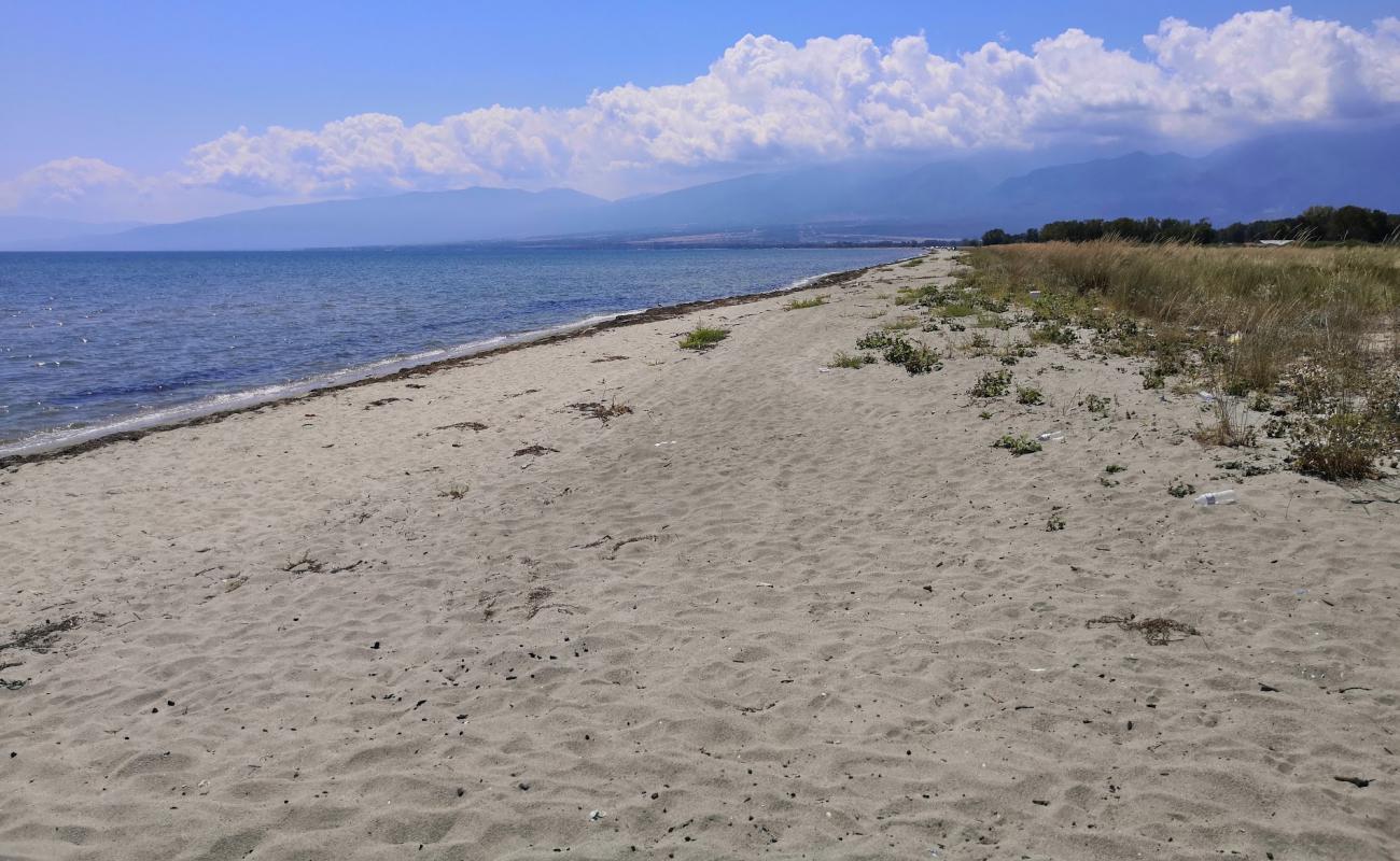 Variko beach'in fotoğrafı gri kum yüzey ile