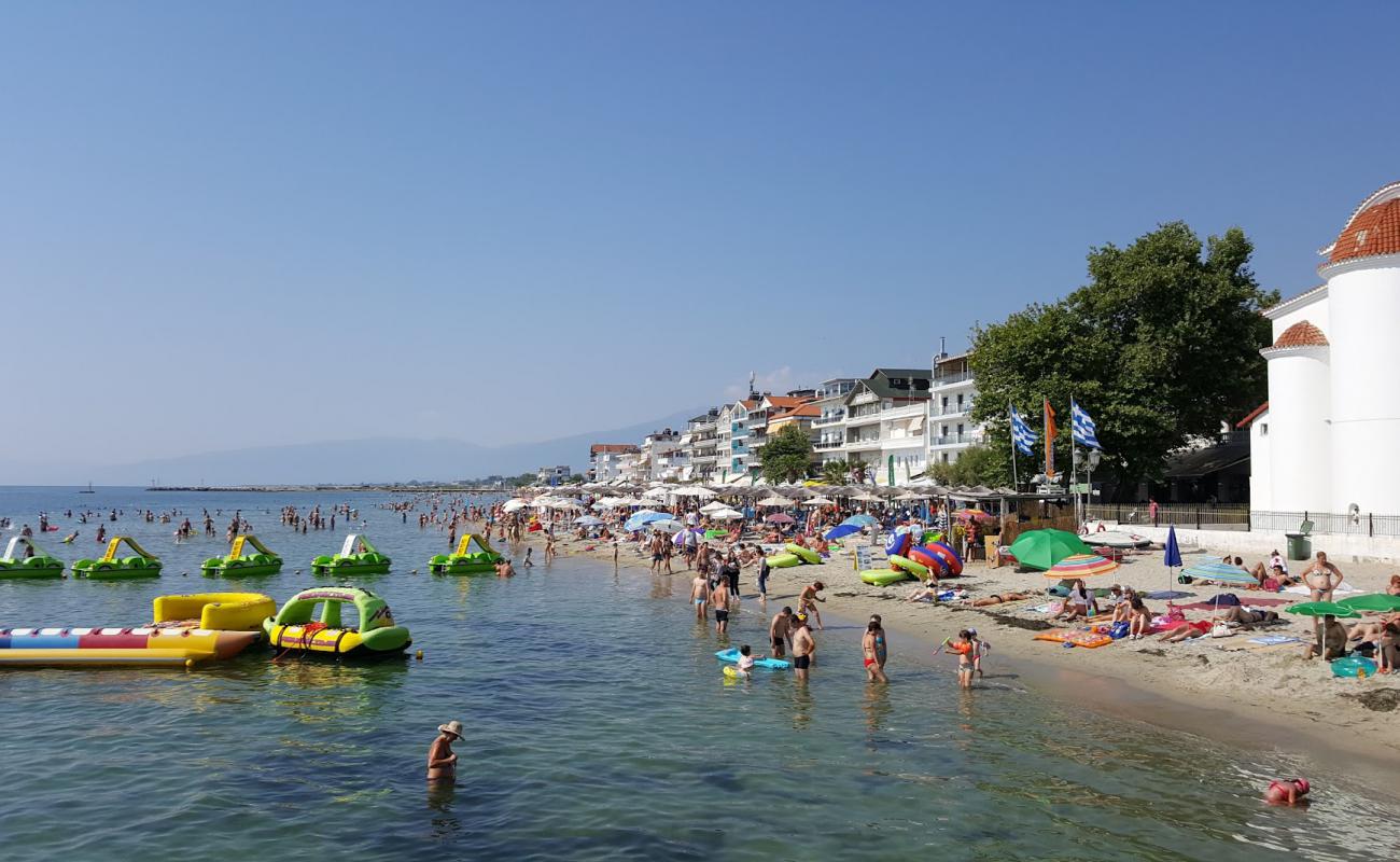 Olympiaki Akti beach'in fotoğrafı gri kum yüzey ile