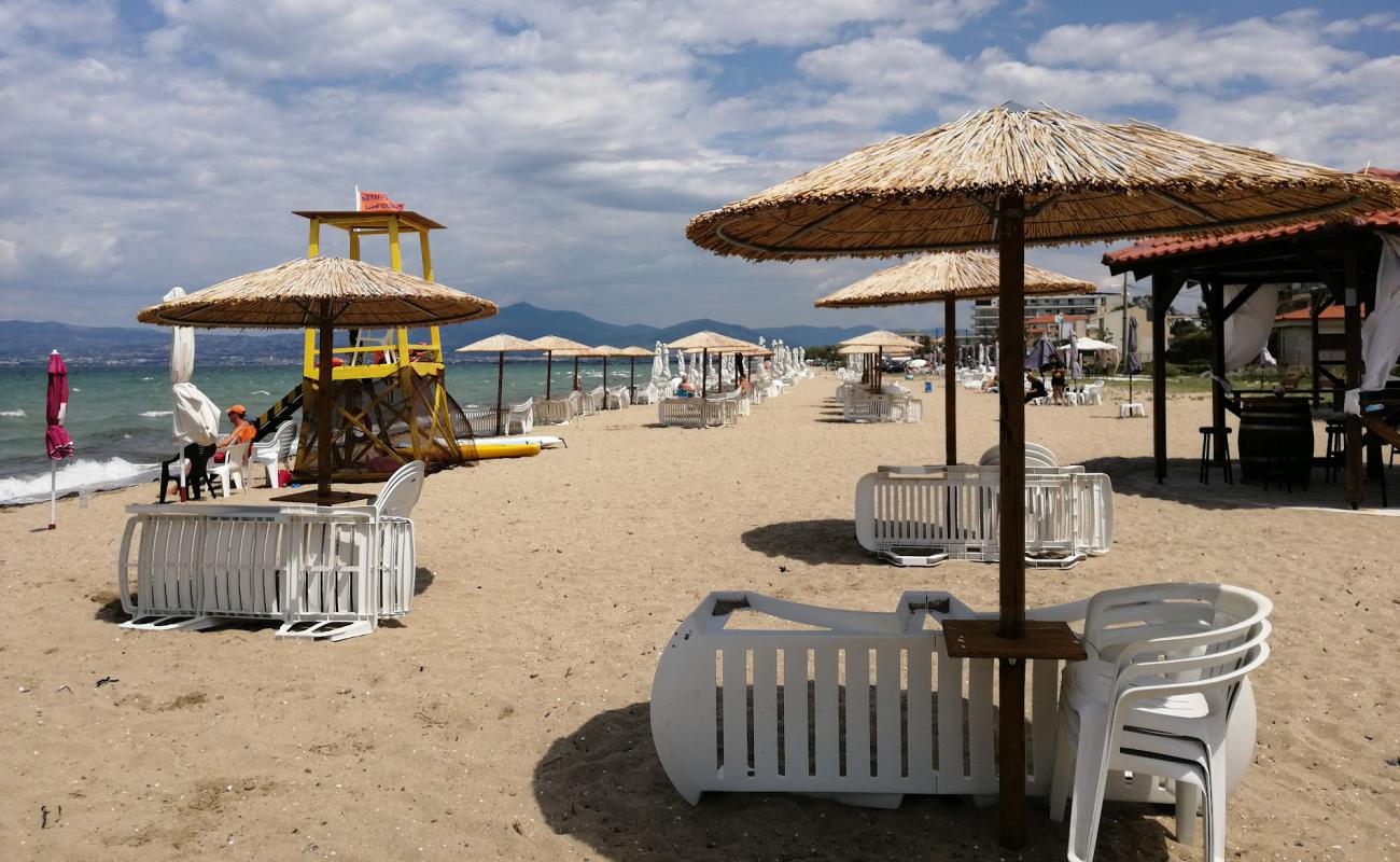 Neoi Epivates beach'in fotoğrafı kahverengi kum yüzey ile