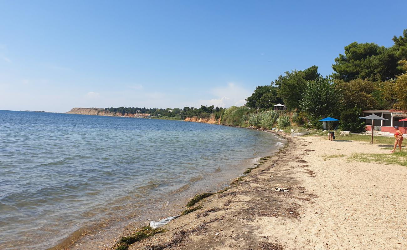 Toulumba beach'in fotoğrafı bej kum ve çakıl yüzey ile