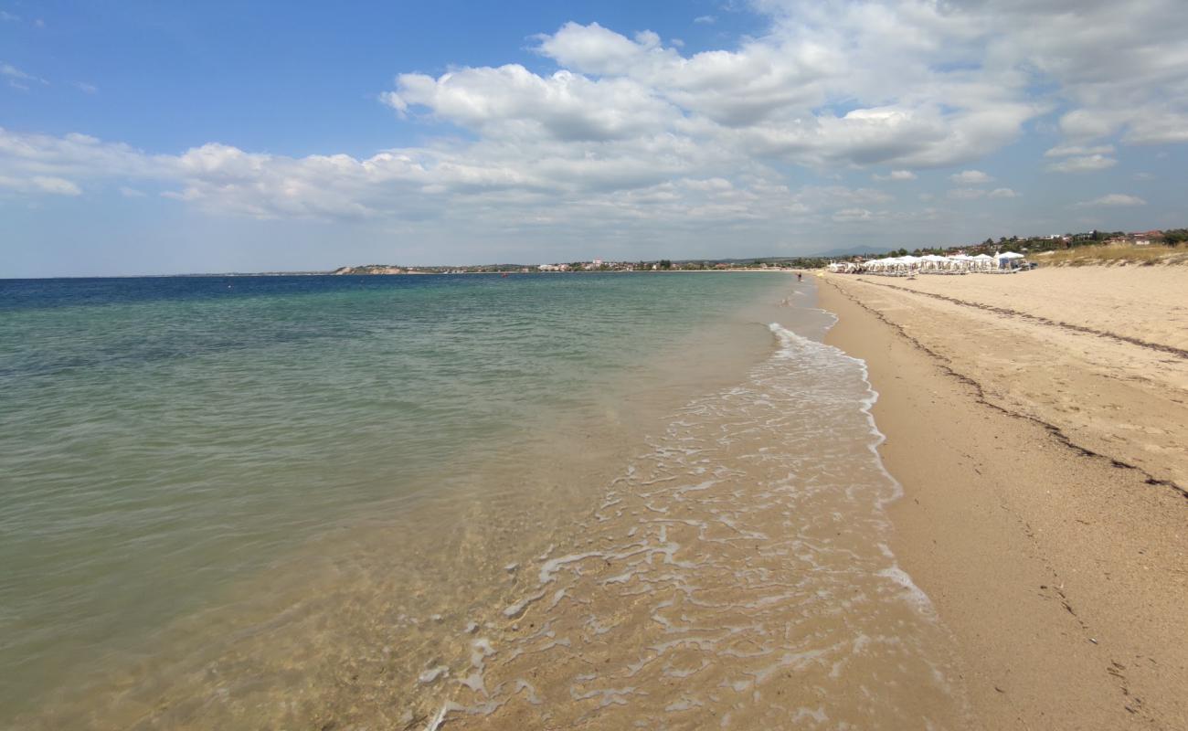 Nea Iraklia beach'in fotoğrafı açık bej kum yüzey ile