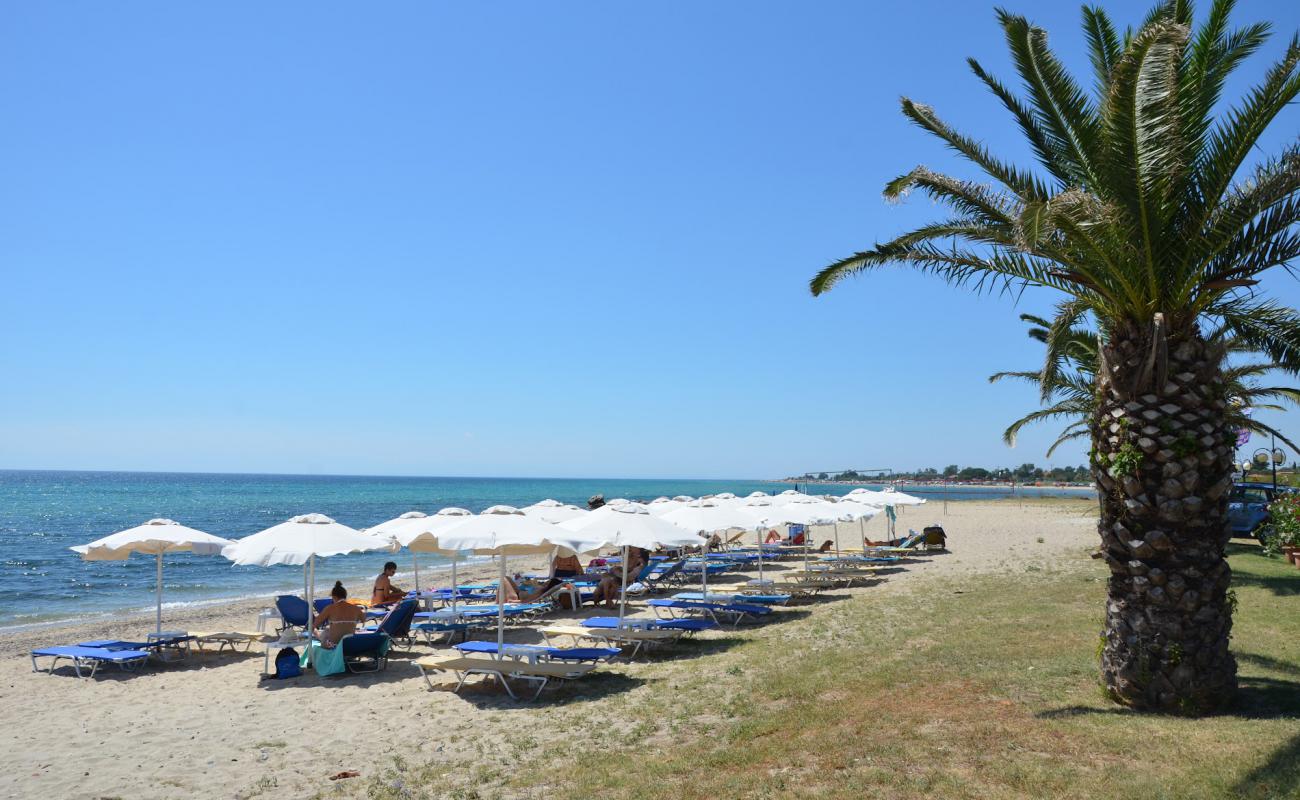 Aigeas beach'in fotoğrafı bej kum ve çakıl yüzey ile