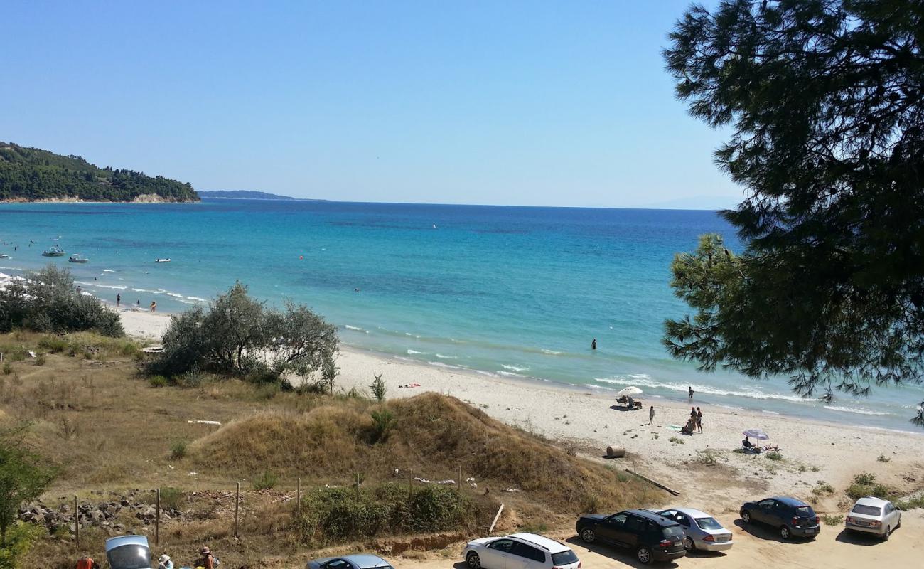 Simantra beach'in fotoğrafı açık bej kum yüzey ile