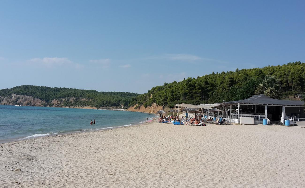 Chelona beach'in fotoğrafı parlak kum yüzey ile