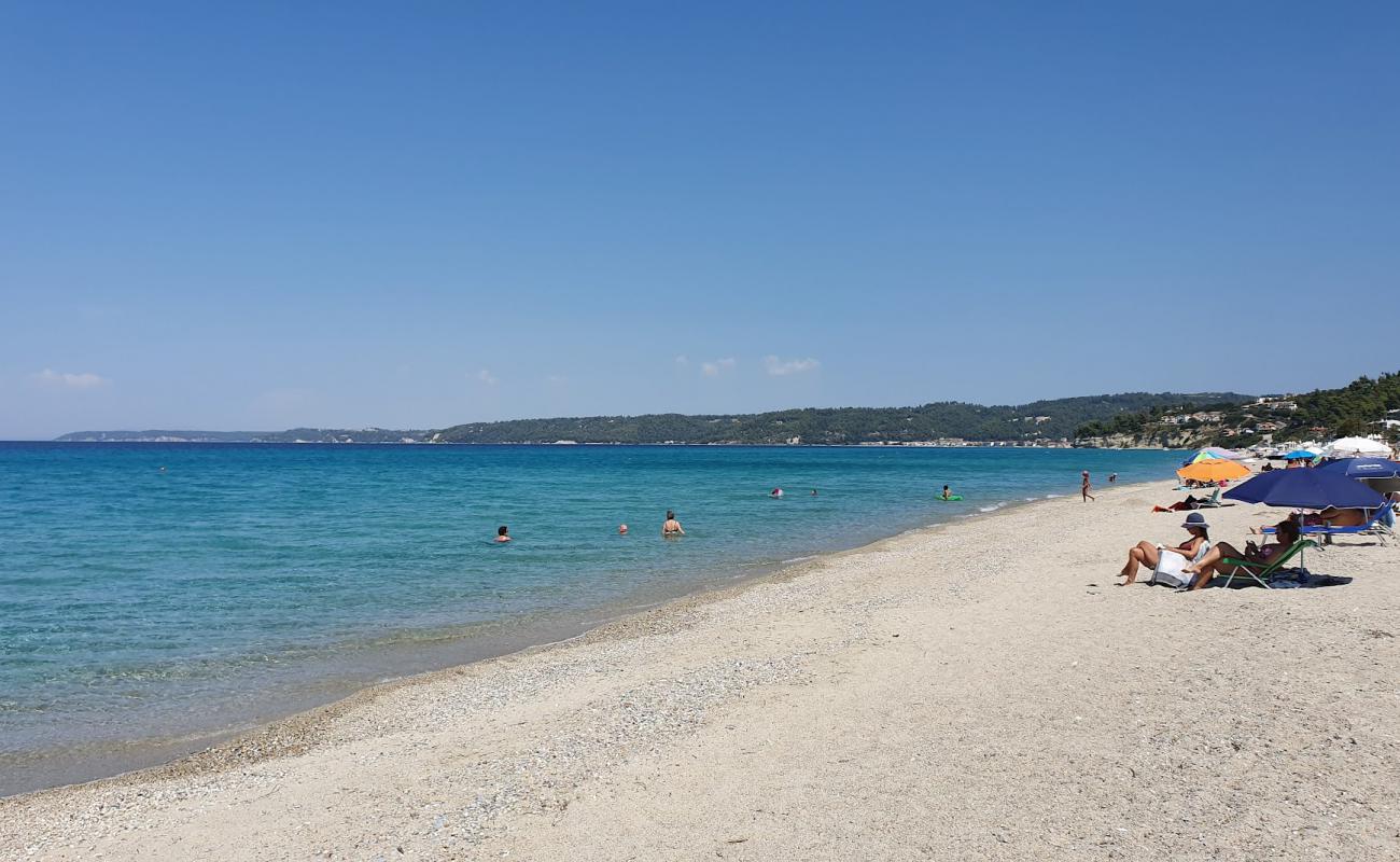 Posidi Batı Plajı'in fotoğrafı parlak kum yüzey ile