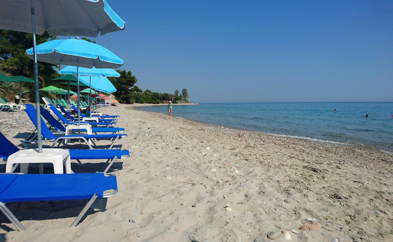 Kaloutsikos beach'in fotoğrafı çakıl ile kum yüzey ile