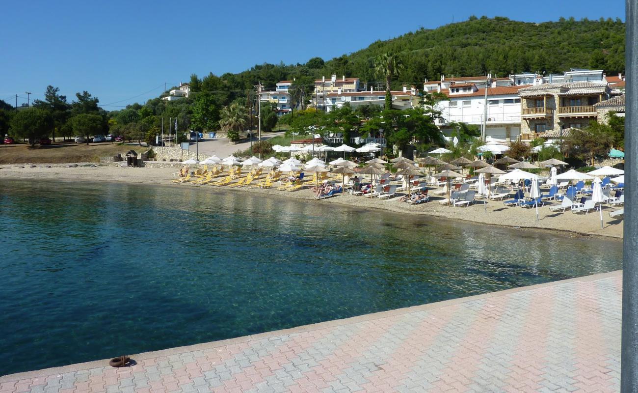 Agios Paraskevis beach'in fotoğrafı siyah kum ve çakıllar yüzey ile