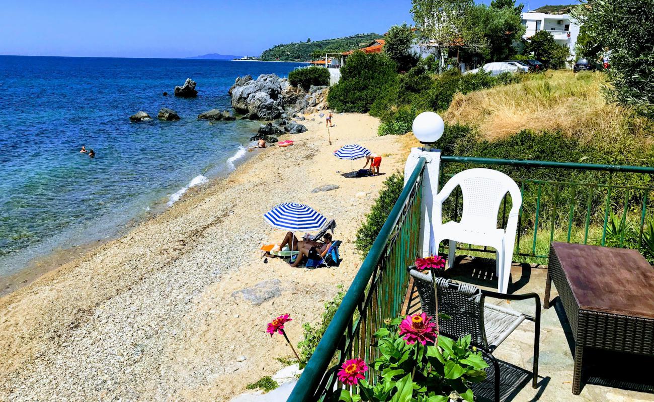 Agios Paraskevis beach II'in fotoğrafı bej kum ve çakıl yüzey ile