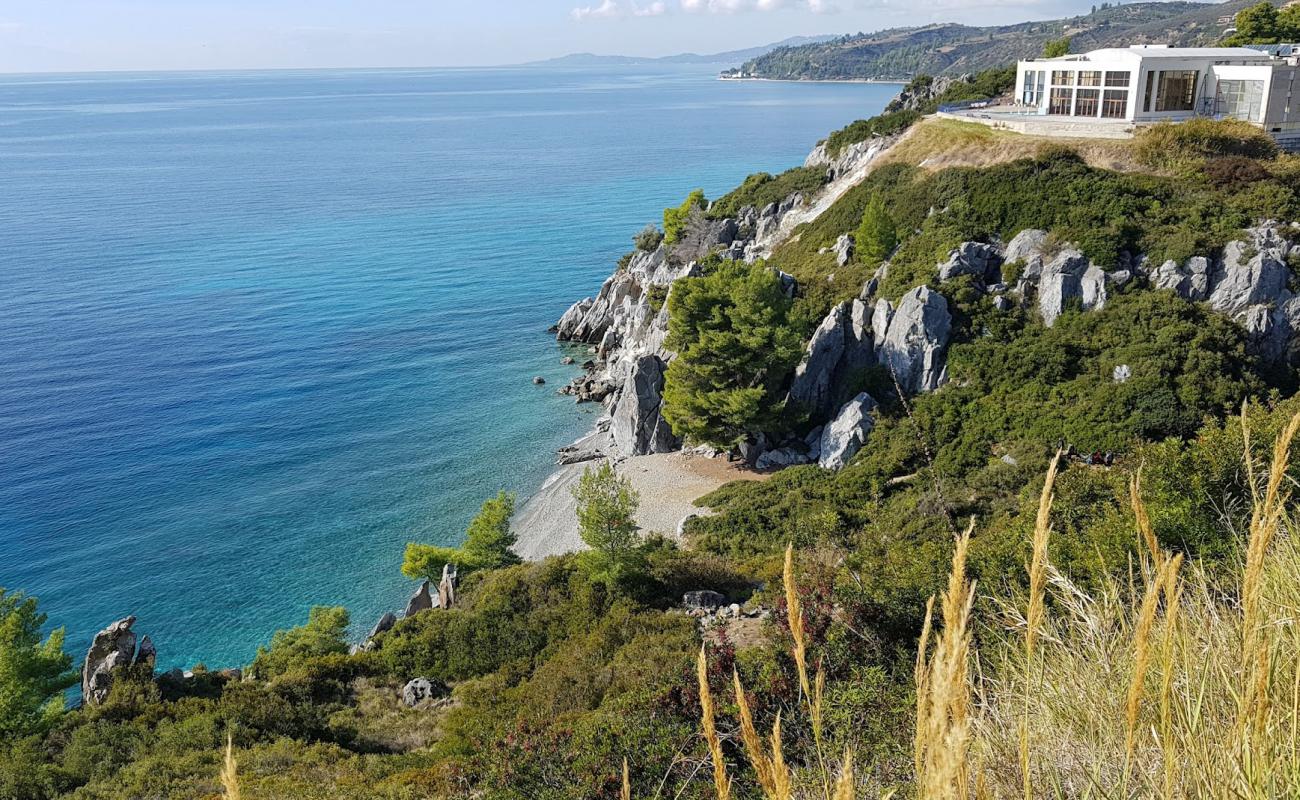 Loutra beach'in fotoğrafı bej çakıl yüzey ile