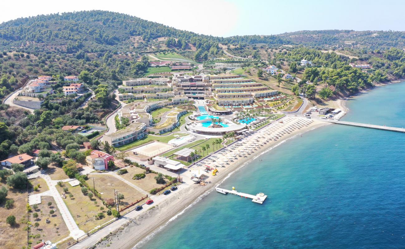 Miraggio beach'in fotoğrafı parlak kum yüzey ile